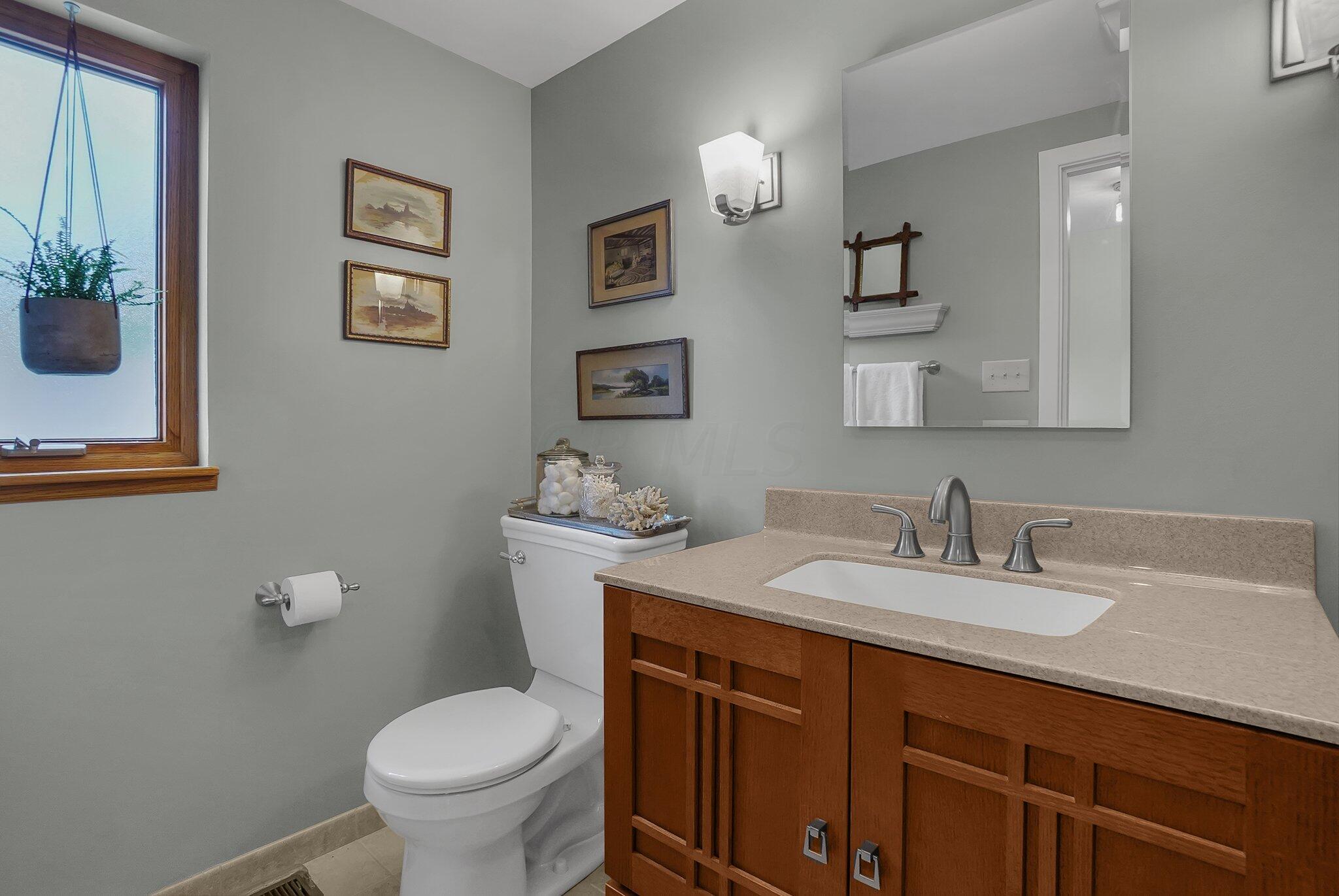 2510 Dover Road Columbus, OH 43209 - Photo 18 of 33 Hall Bath