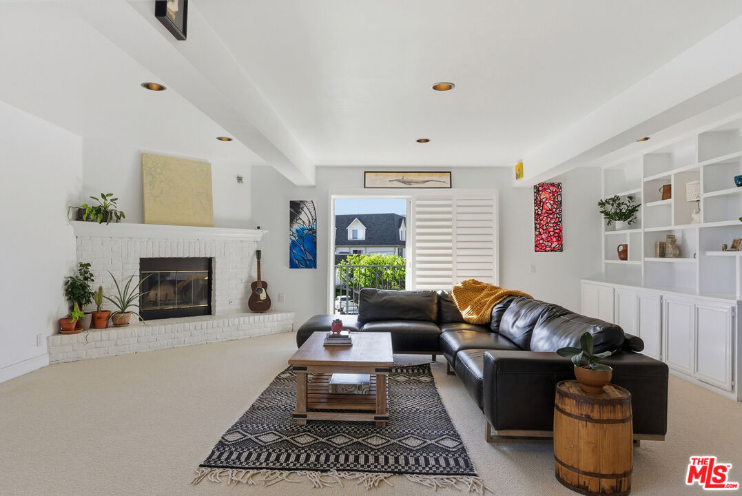 2385 Roscomare Road, Unit E17 Los Angeles, CA 90077 - Photo 1 of 31