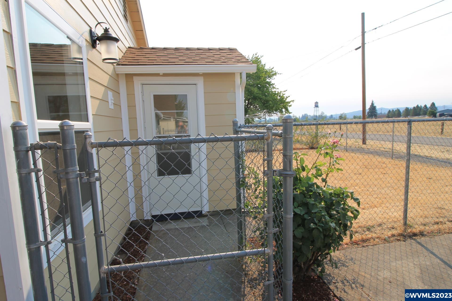 311 Gilbert Street Lebanon, OR 97355 - Photo 4 of 33