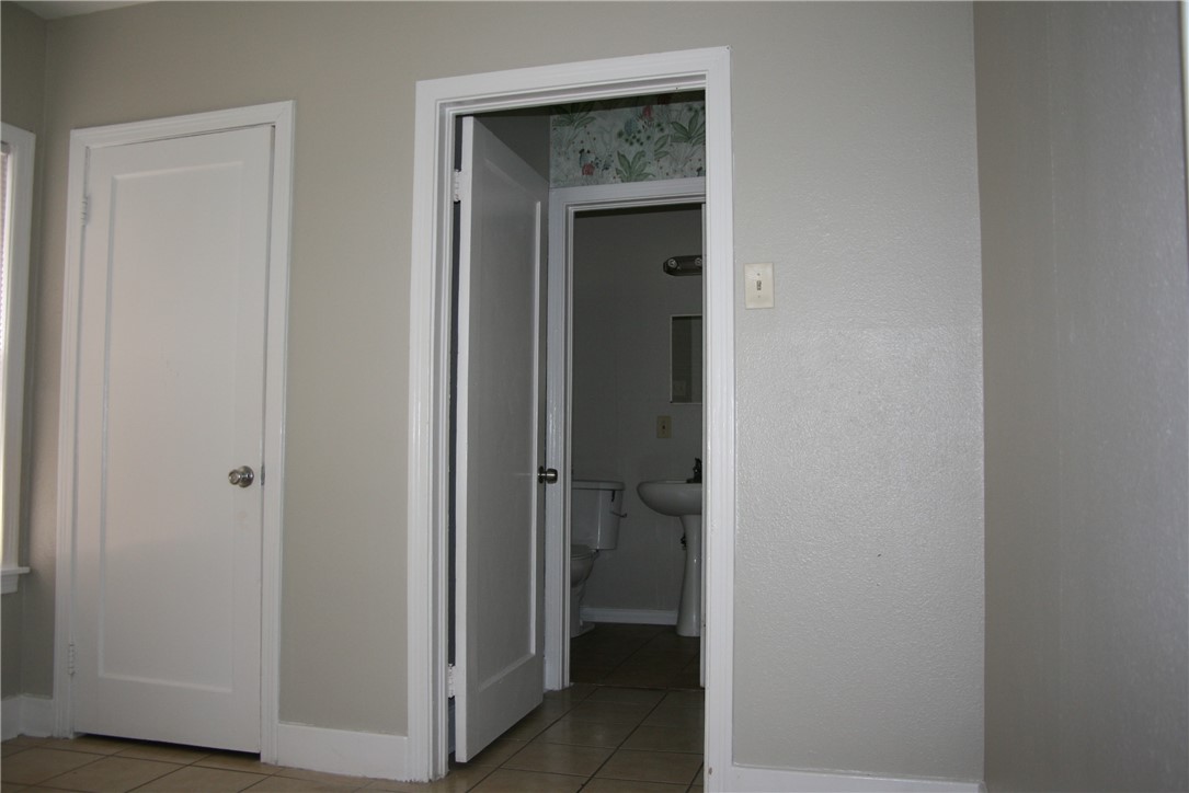 814 Ohio Avenue, Unit 2 Corpus Christi, TX 78404 - Photo 5 of 9 a view of a bathroom from a hallway