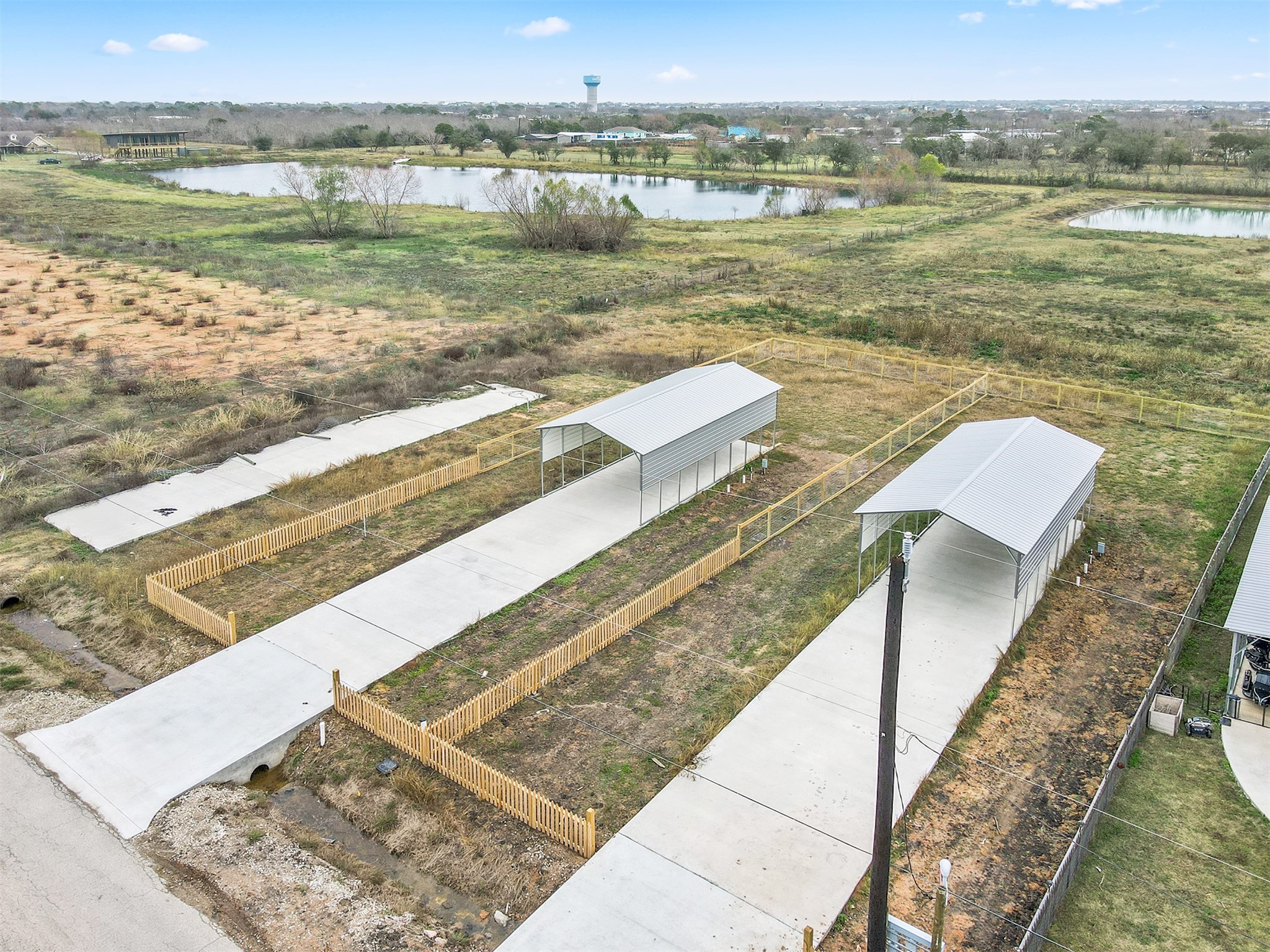 913 26th Street Dickinson, TX 77539 - Photo 4 of 6 a view of an ocean with beach