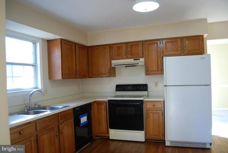 157 Seneca Ridge Drive Sterling, VA 20164 - Photo 8 of 12 Kitchen