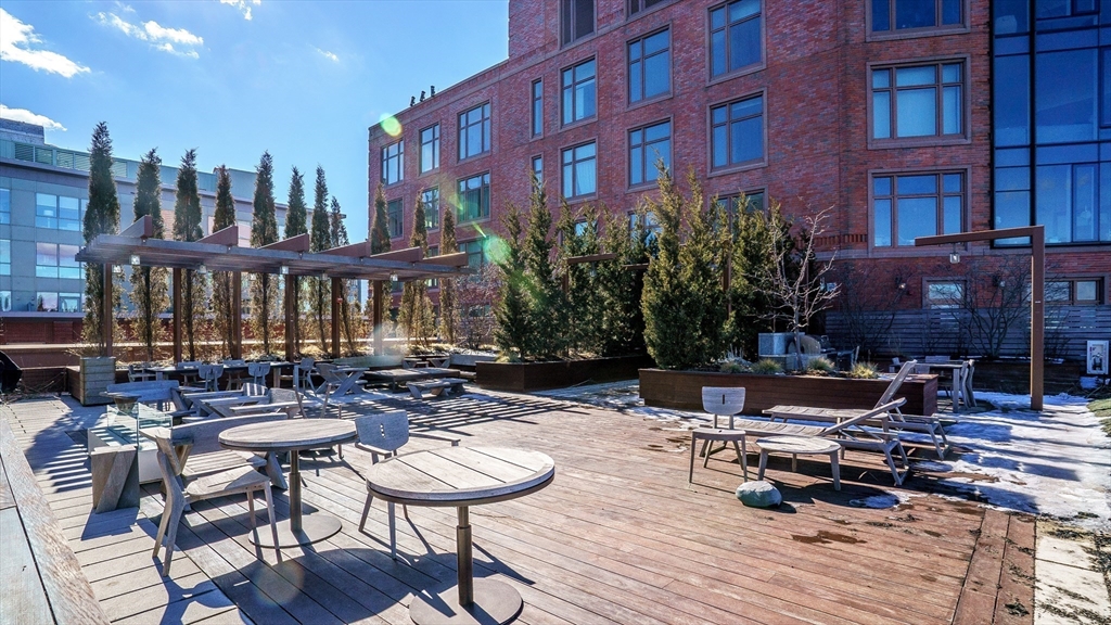 100 Lovejoy Wharf, Unit 4H Boston, MA 02114 - Photo 17 of 27