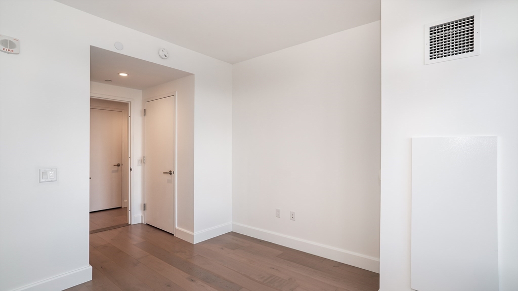 100 Lovejoy Wharf, Unit 4H Boston, MA 02114 - Photo 7 of 27