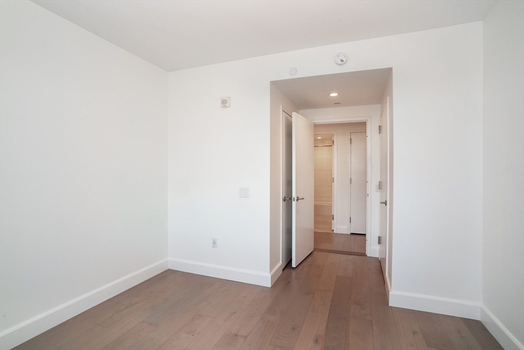 100 Lovejoy Wharf, Unit 4H Boston, MA 02114 - Photo 8 of 27