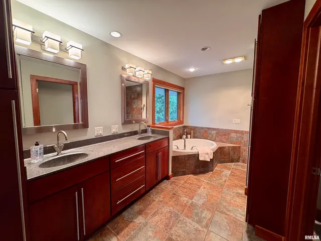 $599,999 | 6 Marty Lane, Macomb, IL 61455