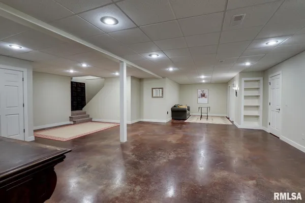 $565,000 | 6 Marty Lane, Macomb, IL 61455