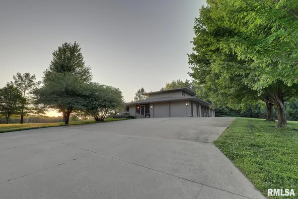 $565,000 | 6 Marty Lane, Macomb, IL 61455