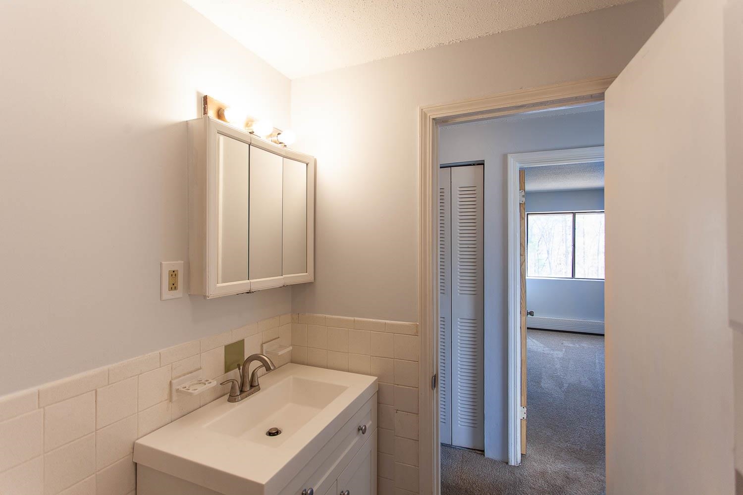 111 English Village Road, Unit 302 Manchester, NH 03102 - Photo 12 of 21 Gallery Image 12