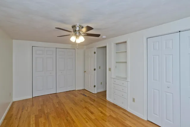 a view of empty room with a ceiling fan