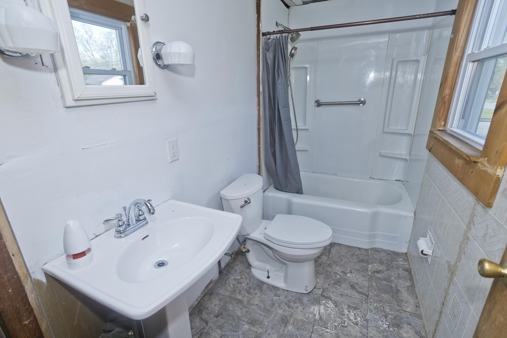 135 Lucerne Road Springfield, MA 01119 - Photo 13 of 40