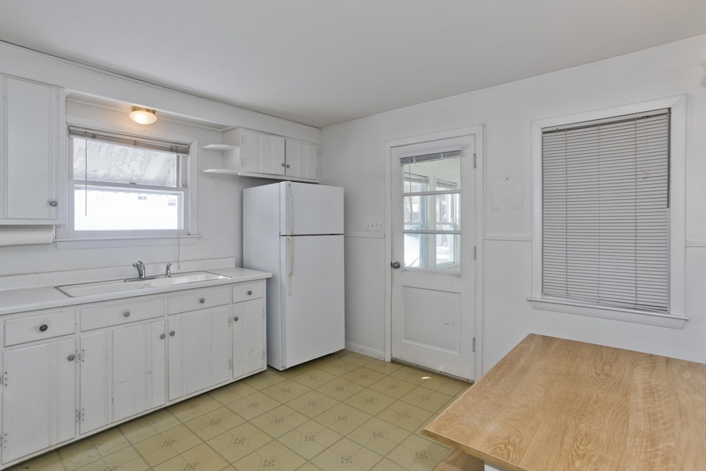 54 Dudley Street Springfield, MA 01129 - Photo 12 of 39