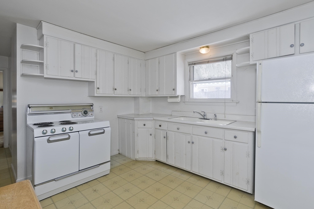 54 Dudley Street Springfield, MA 01129 - Photo 13 of 39