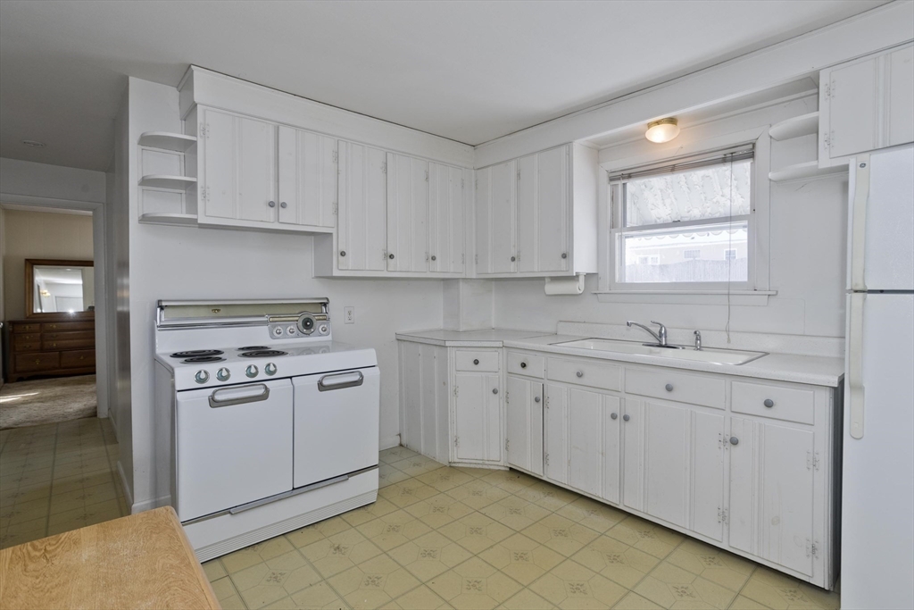 54 Dudley Street Springfield, MA 01129 - Photo 15 of 39