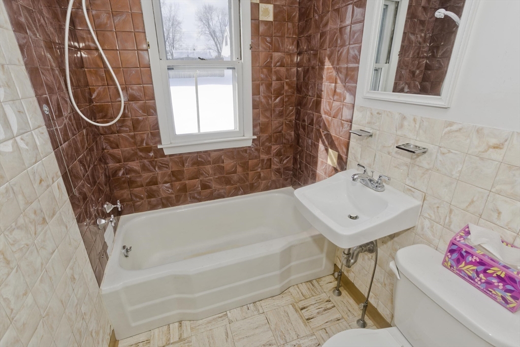 54 Dudley Street Springfield, MA 01129 - Photo 16 of 39