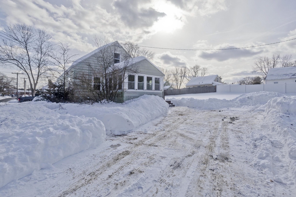 54 Dudley Street Springfield, MA 01129 - Photo 6 of 39