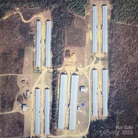 a view of a back yard