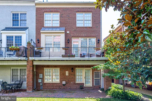 $9,800 | 17 Alexander Street, Alexandria, VA 22314