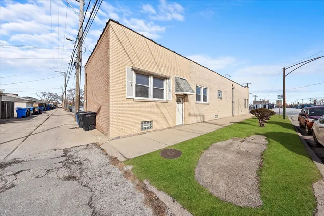 a view of a back yard of the house