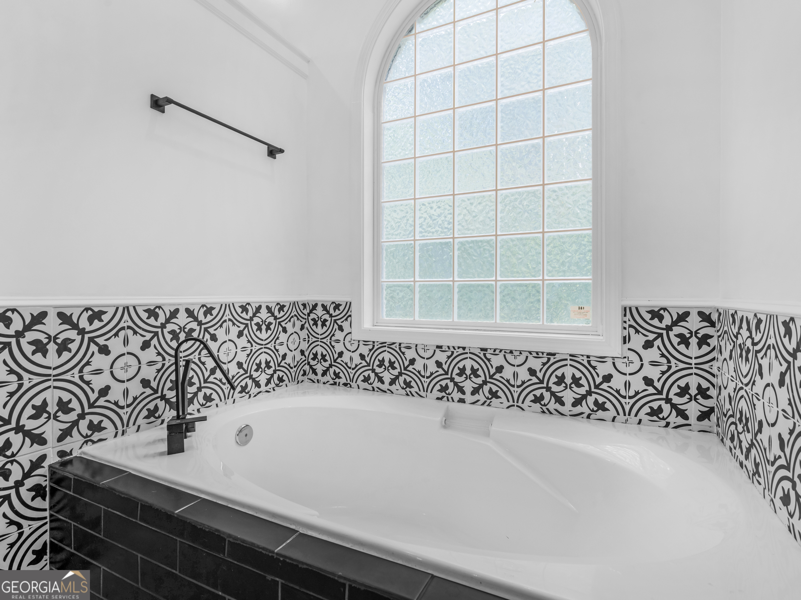 545 Barhams Ridge Drive McDonough, GA 30252 - Photo 29 of 55 a bath tub sitting next to a window