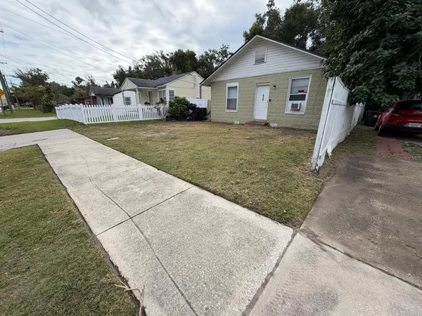 a view of a house with a yard