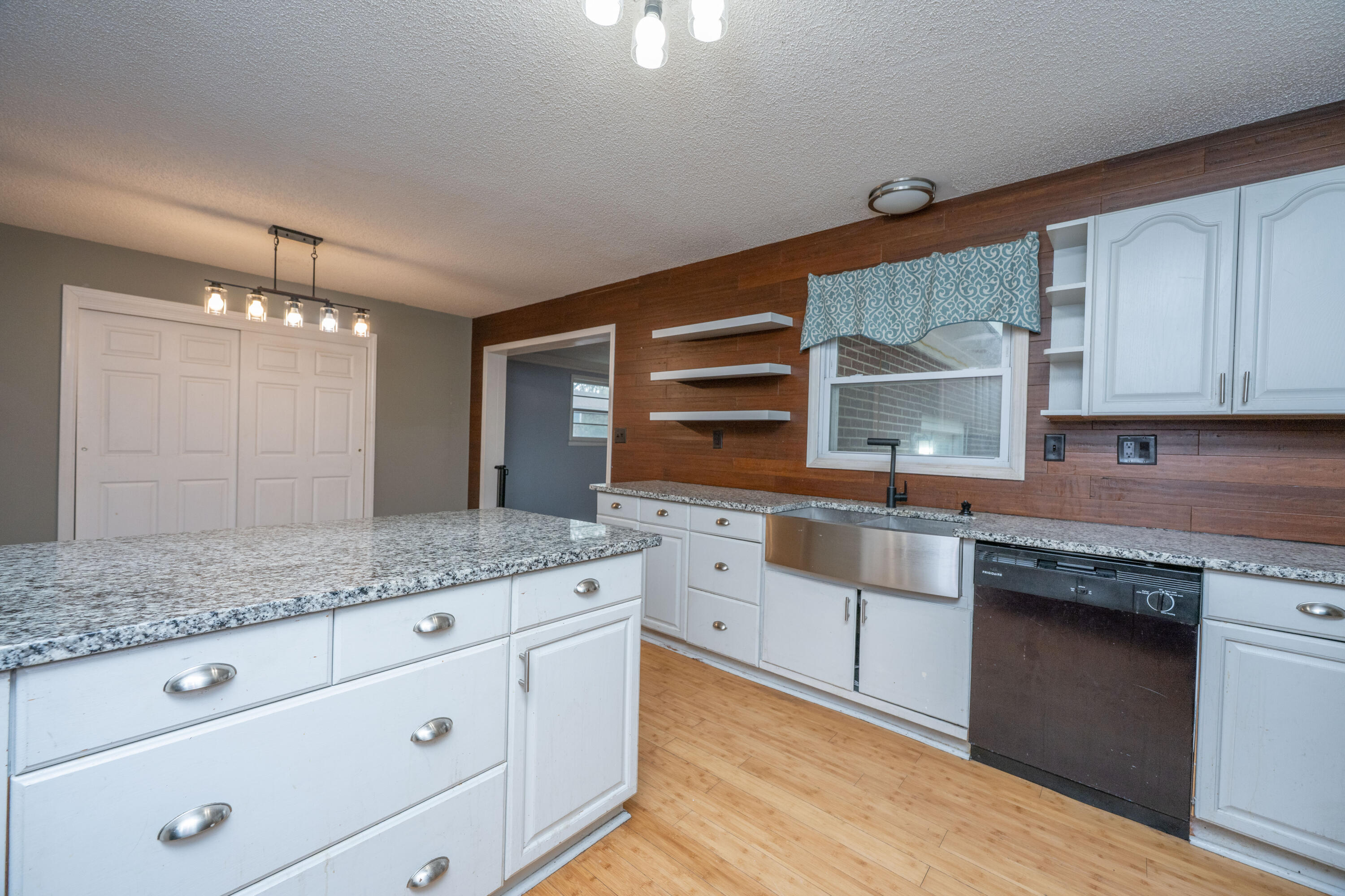 1121 Inverness Lane Hanahan, SC 29410 - Photo 16 of 43 1121InvernessLn018