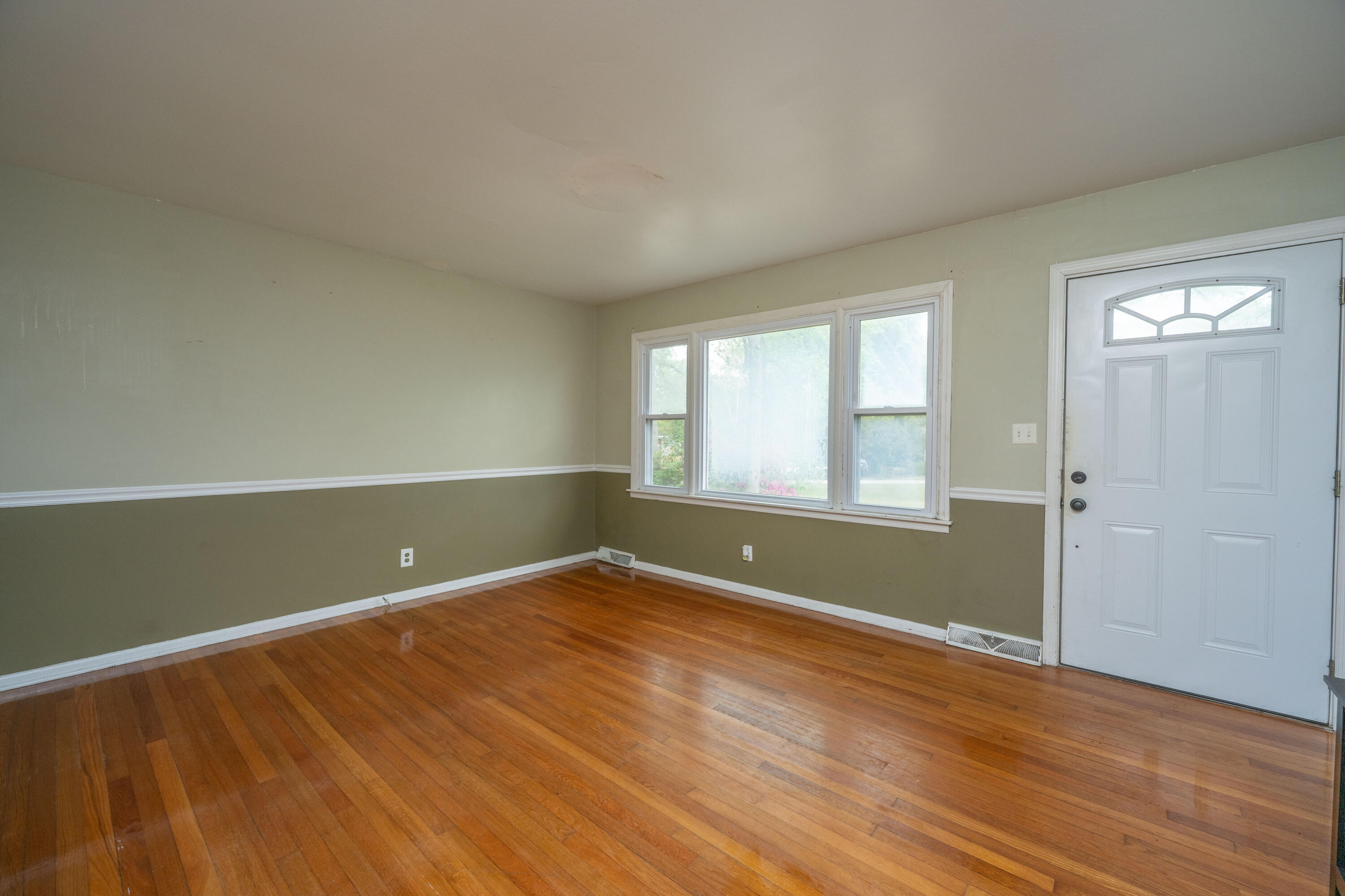 1121 Inverness Lane Hanahan, SC 29410 - Photo 9 of 43 1121InvernessLn011