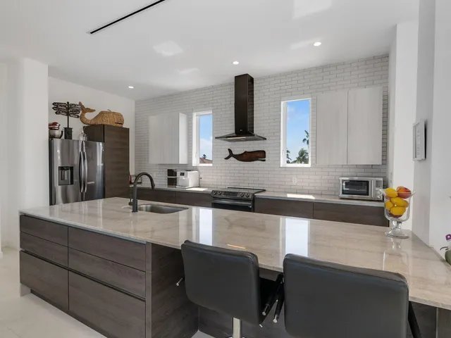 $2,400,000 | 317 East Seaview Drive, Marathon, FL 33050