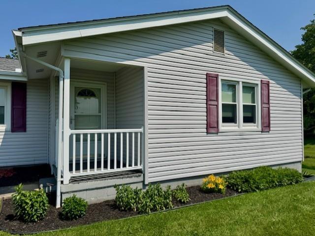 982 Smith Road New Castle, PA 16105 - Photo 28 of 29 a front view of a house with a garden