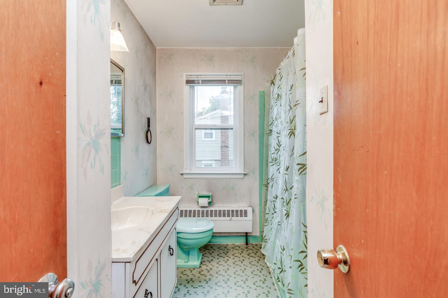 18 Evergreen Road Stratford, NJ 08084 - Photo 14 of 28 Main bathroom