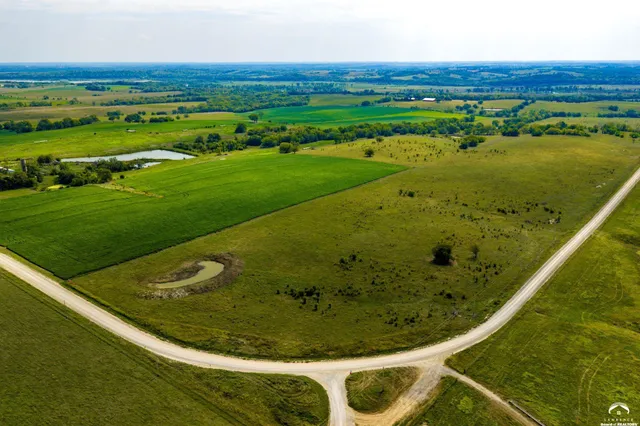 $200,000 | 105 North 1250 Road, Berryton, KS 66409