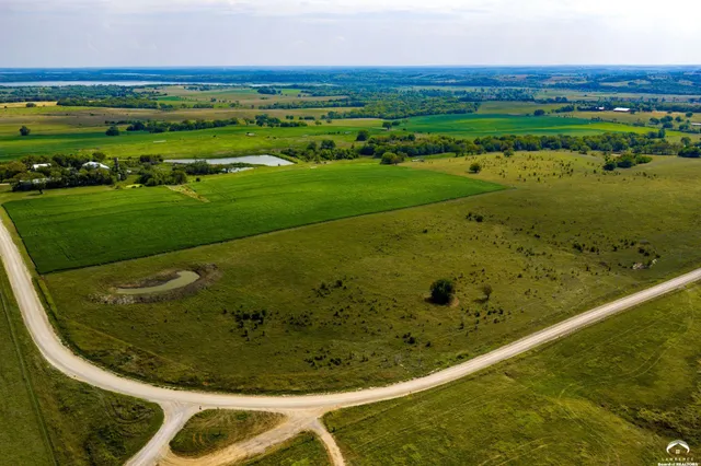 $200,000 | 105 North 1250 Road, Berryton, KS 66409