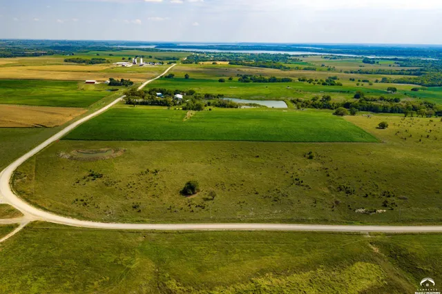 $200,000 | 105 North 1250 Road, Berryton, KS 66409