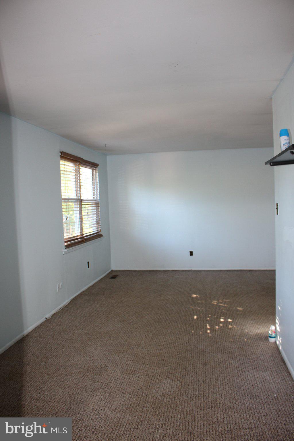 146 Oakmont Road Clementon, NJ 08021 - Photo 47 of 61 Spacious room with natural light.