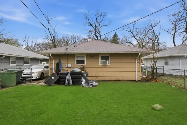 a view of a house with backyard