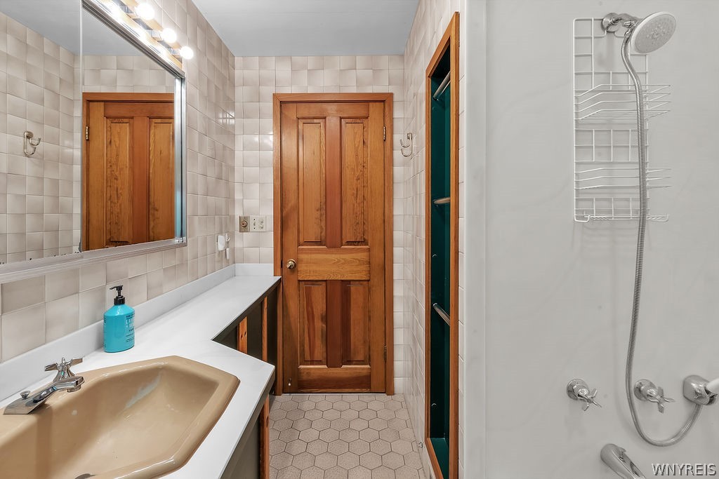 2000 West Blood Road East Aurora, NY 14052 - Photo 27 of 41 Full bath