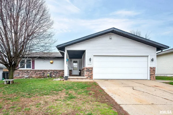 $199,900 | 2233 Autumn Drive, Pekin, IL 61554