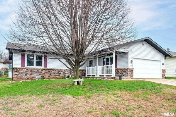 $199,900 | 2233 Autumn Drive, Pekin, IL 61554