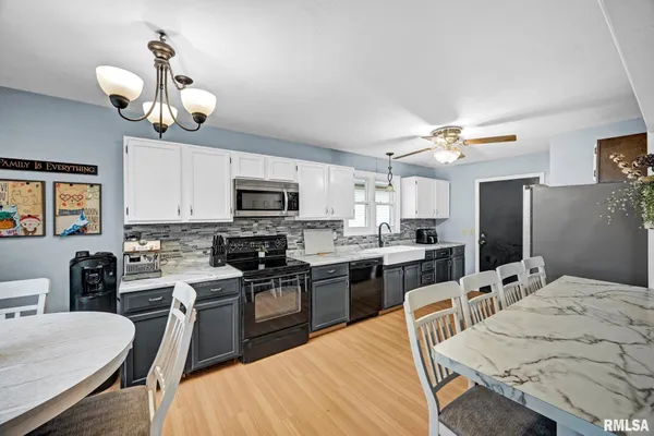 $199,900 | 2233 Autumn Drive, Pekin, IL 61554