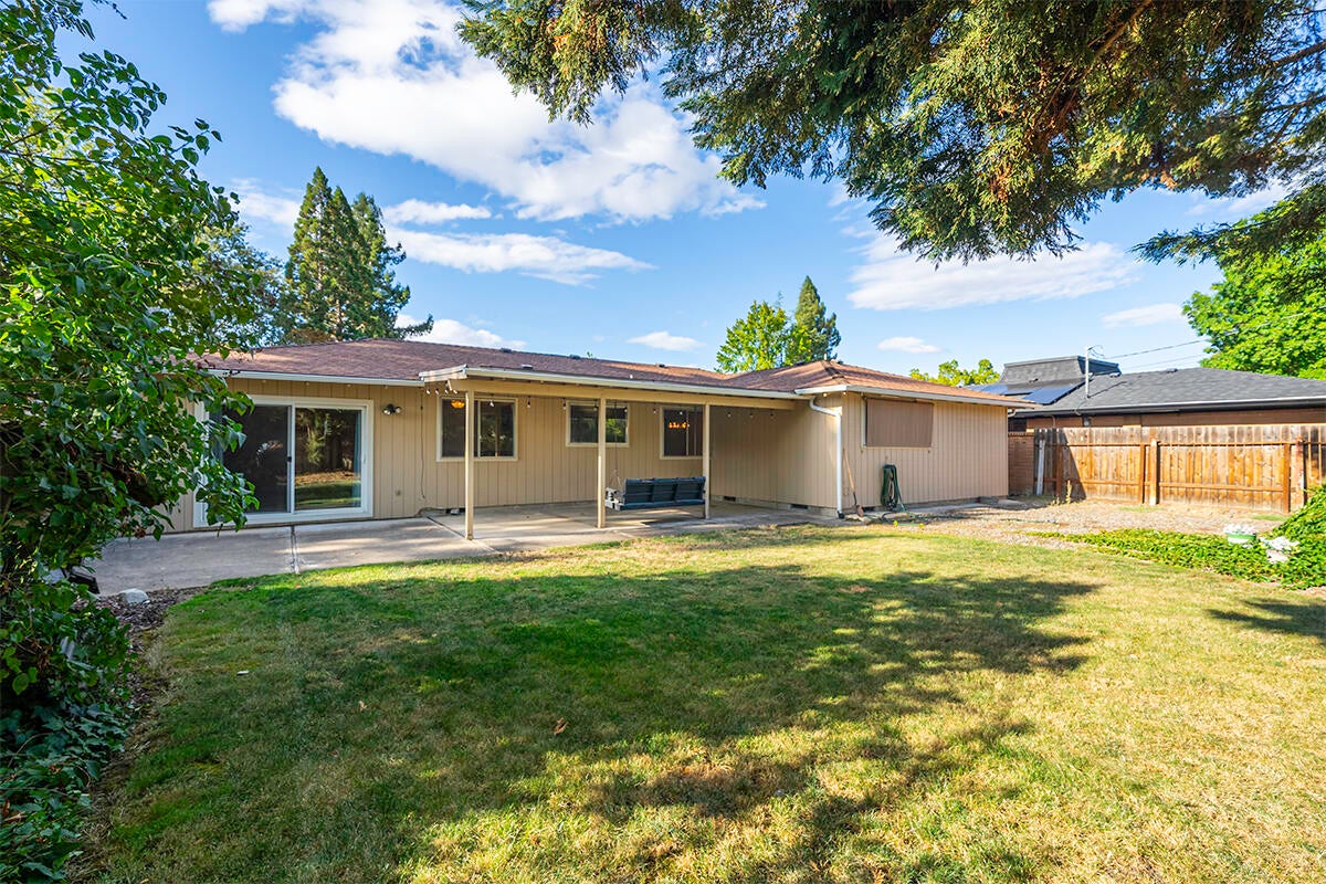 25 Donna Way Central Point, OR 97502 - Photo 10 of 21 10