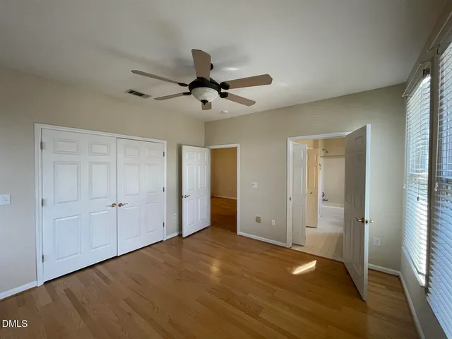 a view of a livingroom with a ceiling fan & entryway