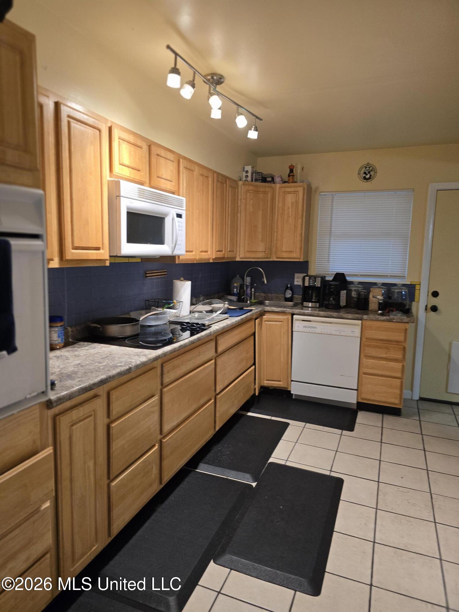 2330 Middlecoff Drive Gulfport, MS 39507 - Photo 20 of 40 Kitchen View