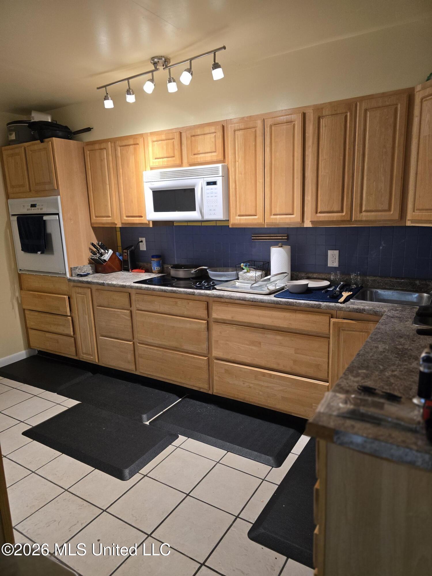 2330 Middlecoff Drive Gulfport, MS 39507 - Photo 22 of 40 Kitchen View