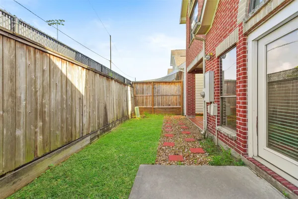 $2,400 | 9810 Marlink, Houston, TX 77025