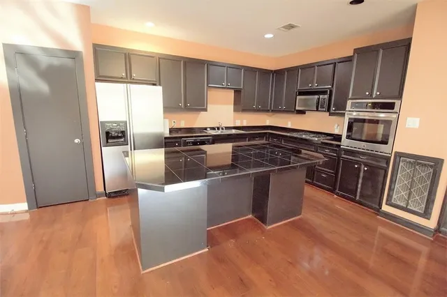 $2,400 | 9810 Marlink, Houston, TX 77025