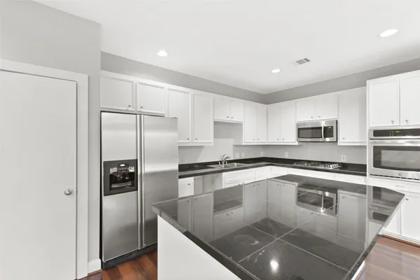 $2,400 | 9810 Marlink, Houston, TX 77025