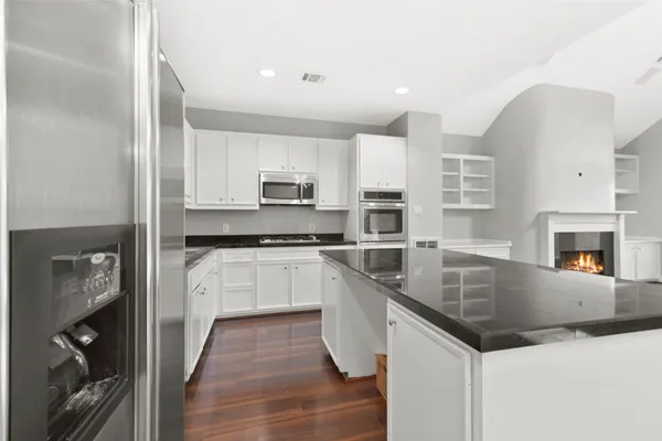 $2,400 | 9810 Marlink, Houston, TX 77025