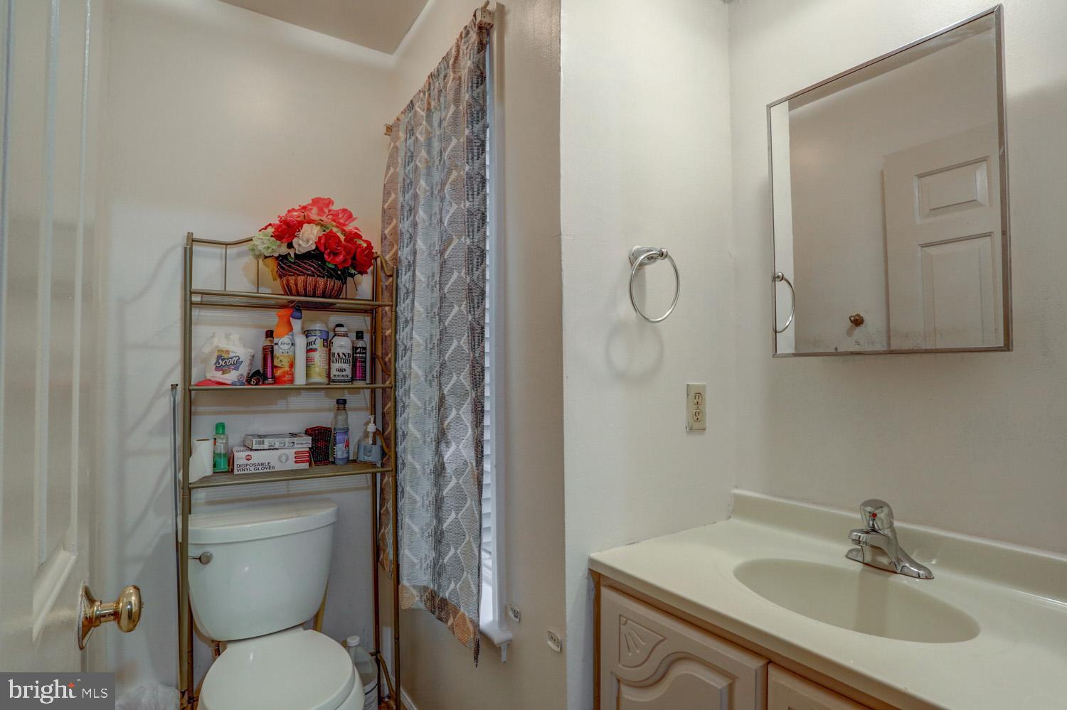 417 Green Street Lancaster, PA 17602 - Photo 21 of 37 a bathroom with a sink vanity and toilet