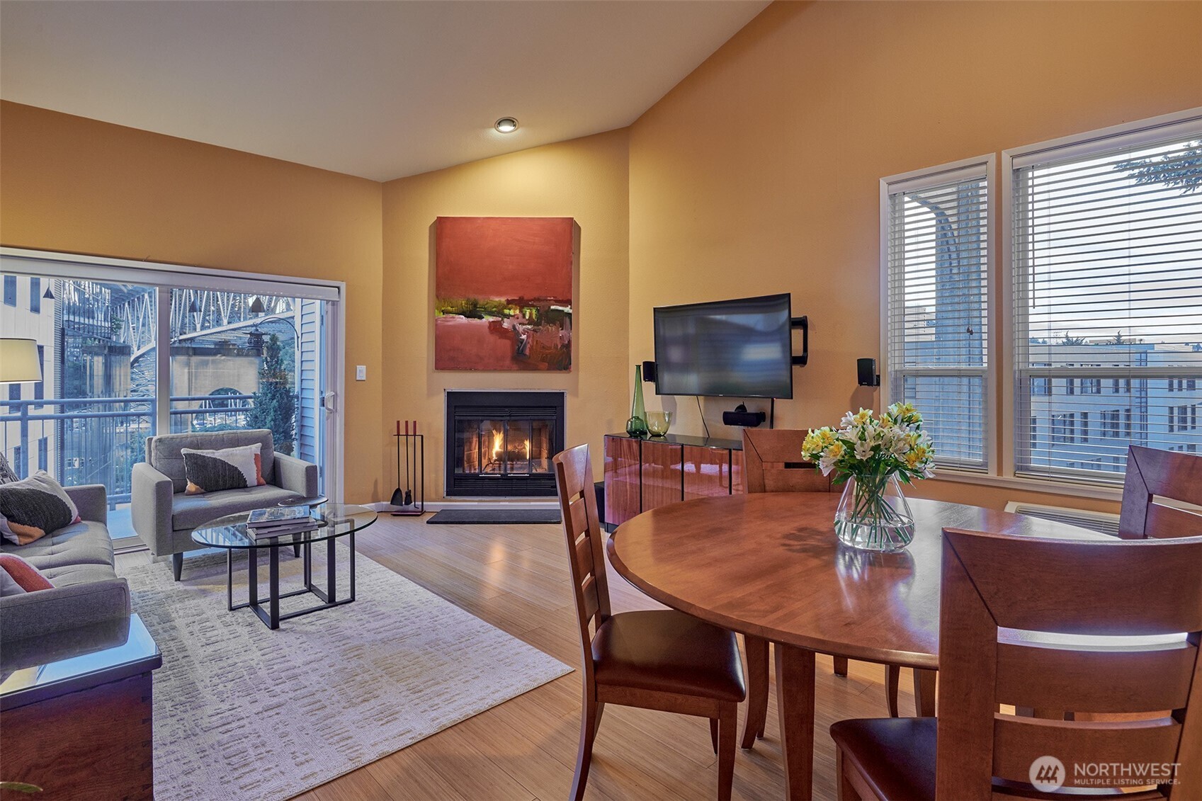 909 North 35th Street, Unit 403 Seattle, WA 98103 - Photo 4 of 37