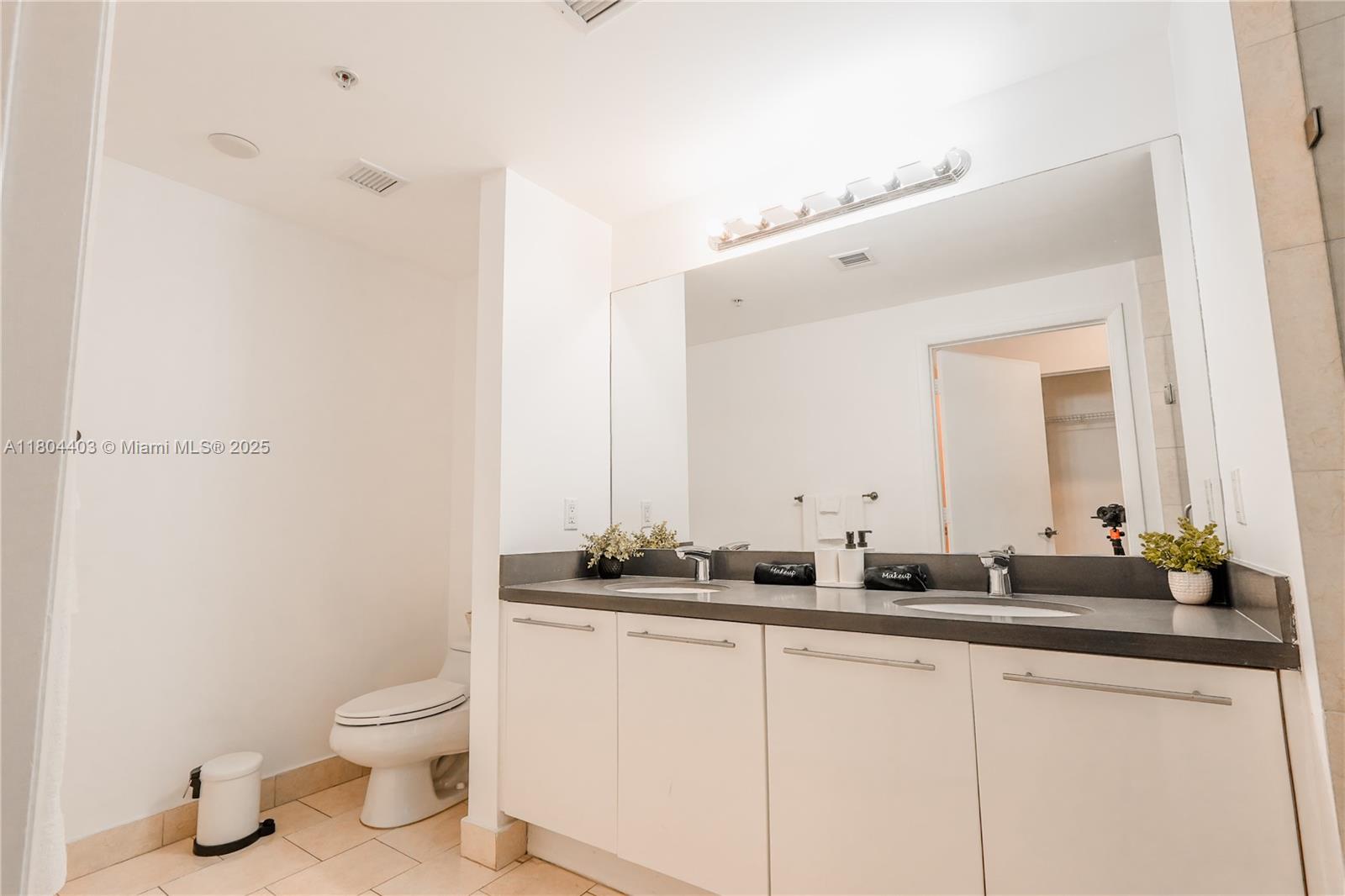 90 Southwest 3rd Street, Unit 1401 Miami, FL 33130 - Photo 11 of 21 Gallery Image 11